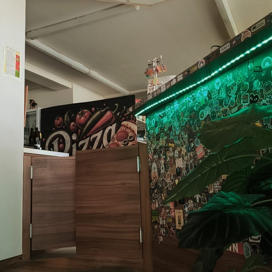 La Mattina – Theke & Sticker-Wand im Innenraum